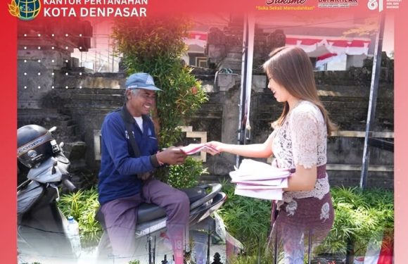Sambut Kemerdekaan RI ke- 81, Kantah Kota Denpasar Gelar Kegiatan Bagikan Bendera Kepada Masyarakat.