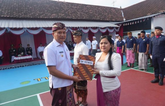 Pada HUT Kemerdekaan RI ke-81 Bupati Jembrana Serahkan 123 SK Remisi Umum Warga Binaan Pemasyarakatan.