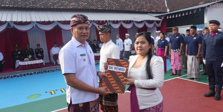 Pada HUT Kemerdekaan RI ke-81 Bupati Jembrana Serahkan 123 SK Remisi Umum Warga Binaan Pemasyarakatan.