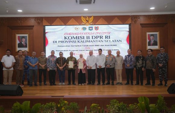 Serahkan Sertipikat Aset BMD dan BUMD Pemprov Kalsel, Wamen Ossy: Perkuat Kepastian Hukum Aset Daerah