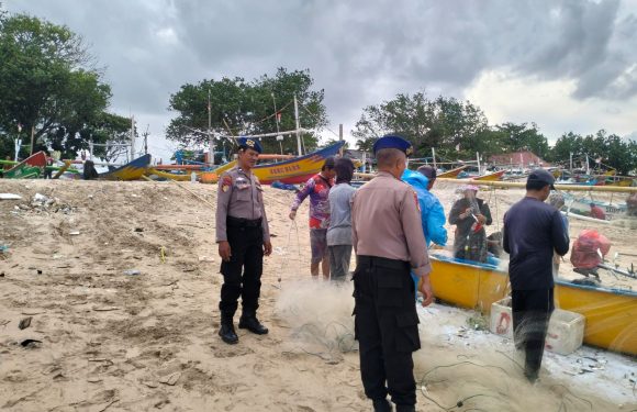 Polresta Denpasar Patroli Pesisir Kedonganan, Ingatkan Nelayan Utamakan Keselamatan di Laut