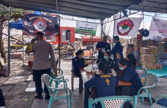 Dokkes Polresta Denpasar Bersama Dinkes Berikan Bakti Kesehatan bagi Korban Kebakaran di Jalan Nakula