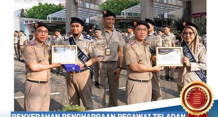 Kantah Kota Denpasar Berikan Penghargaan Kepada 2 Orang Pegawai Teladan Yang Mempunyai Kinerja dan Integritas Tinggi Dalam Melaksanakan Tugas.
