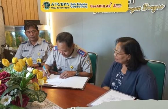 Kantah Buleleng Gelar Penandatanganan Berita Acara Penyerahan Bahan Penilaian Pembangunan Taman Teknologi Turyapada Tower Komunikasi Bali Smart 6.0 Kerthi Bali di Desa Pegayaman.