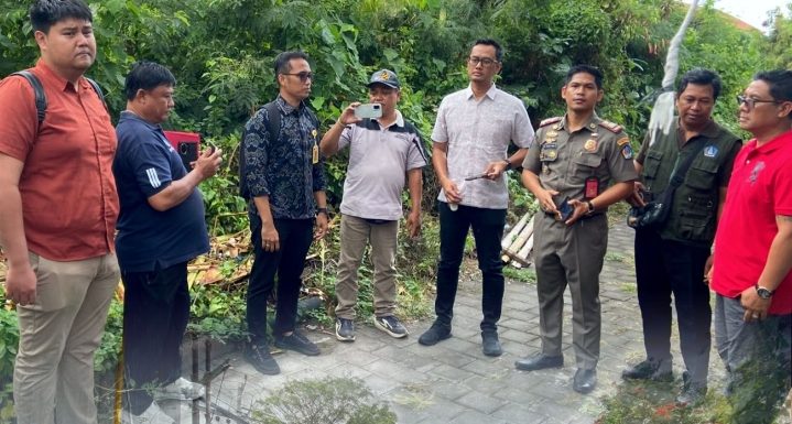 Petugas Kantah Badung Melaksanakan Peninjauan Lapangan Terkait Letak Pagar Yang Diduga Menutupi Akses Publik