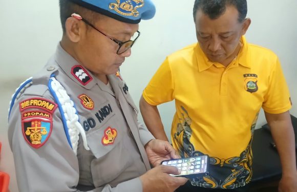 Ops Gaktibplin, Propam Polsek Dentim Periksa HP Personel Cegah Judol dan Pinjol