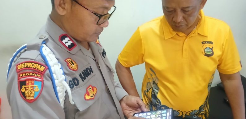 Ops Gaktibplin, Propam Polsek Dentim Periksa HP Personel Cegah Judol dan Pinjol
