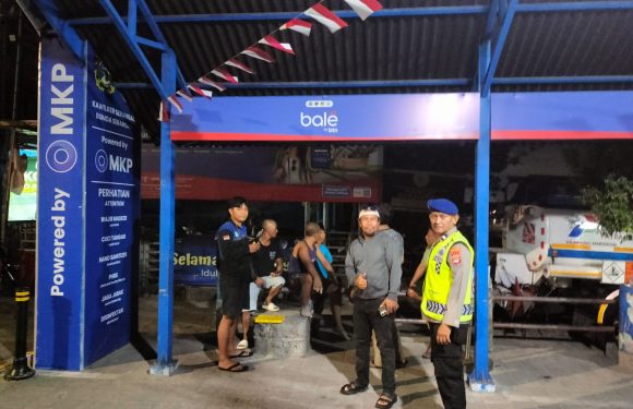 Patroli Jalan Kaki Satpolairud Polresta Denpasar Pantau Aktivitas Masyarakat Malam Hari