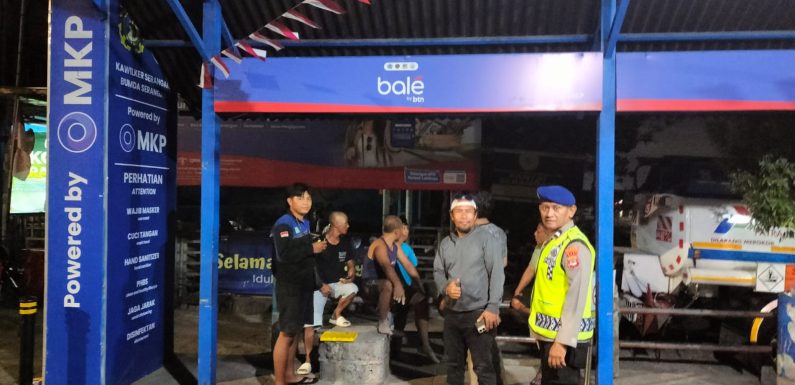 Patroli Jalan Kaki Satpolairud Polresta Denpasar Pantau Aktivitas Masyarakat Malam Hari