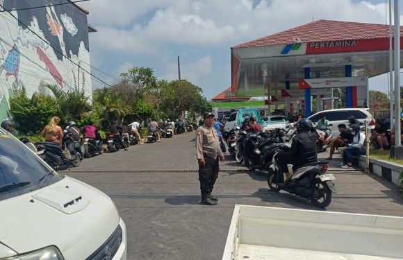 Polsek Kuta Selatan Atur Lalu Lintas di Sejumlah SPBU, Antisipasi Kepadatan Antrean BBM