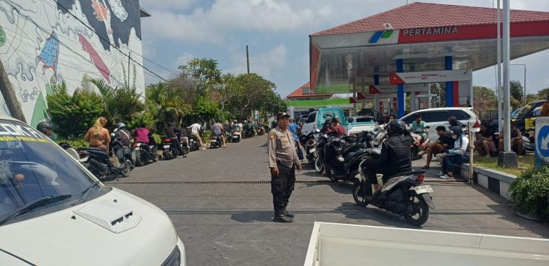 Polsek Kuta Selatan Atur Lalu Lintas di Sejumlah SPBU, Antisipasi Kepadatan Antrean BBM