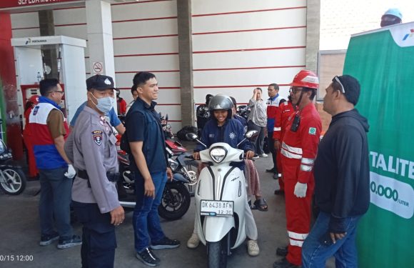 Polsek Denpasar Selatan Kawal Delivery Service Pertamina, Upaya Urai Antrean BBM