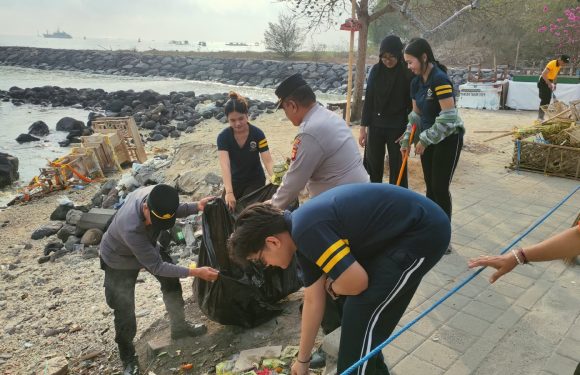 Dukung Green Policing, Polsek Denpasar Selatan Bersama Mahasiswa Universitas Udayana Gelar Aksi Bersih-Bersih Pantai Melasti Serangan