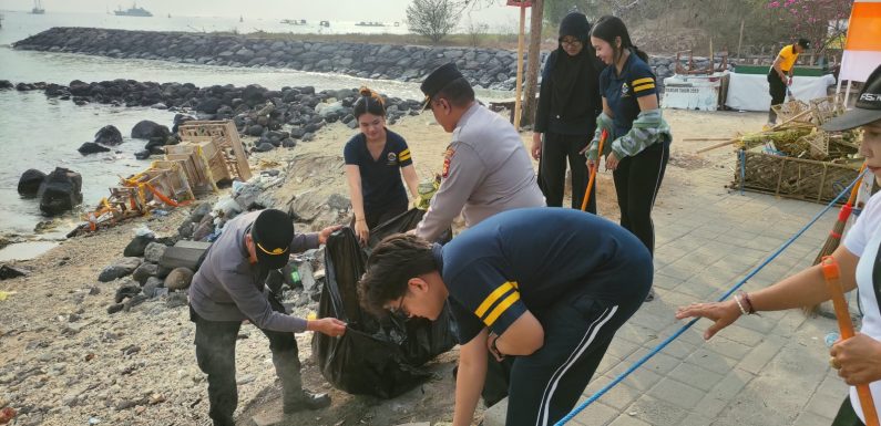 Dukung Green Policing, Polsek Denpasar Selatan Bersama Mahasiswa Universitas Udayana Gelar Aksi Bersih-Bersih Pantai Melasti Serangan