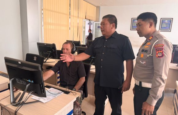 Pelayanan Humanis Satpas SIM Polresta Denpasar, Petugas Berikan Arahan kepada Pemohon