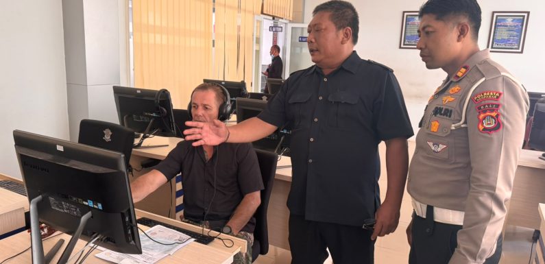 Pelayanan Humanis Satpas SIM Polresta Denpasar, Petugas Berikan Arahan kepada Pemohon