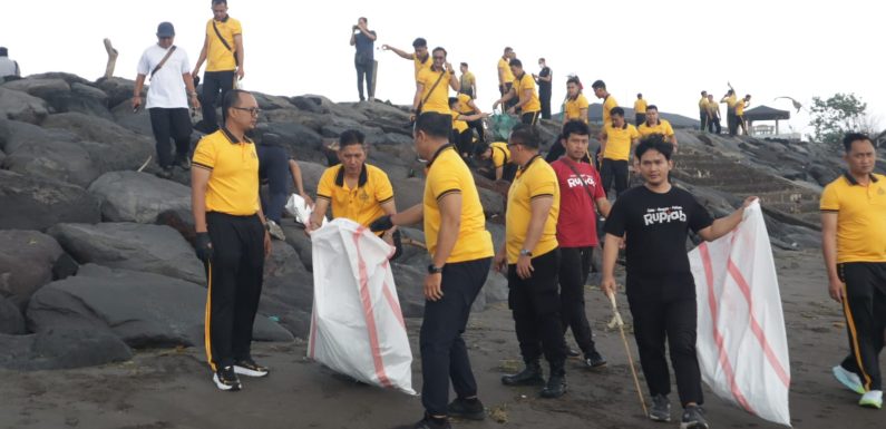 Polsek Denpasar Selatan Dukung Green Policing, Bersama Jaga Kebersihan Pantai Mertasari