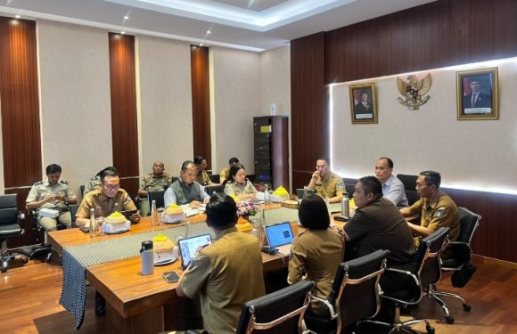 Kasi Penetapan Hak Kantah Badung Beserta Staf Seksi Survei Mengikuti Rapat Monitoring Bersama KPK RI di Puspem Badung.
