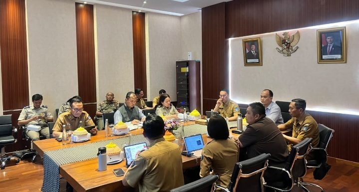 Kasi Penetapan Hak Kantah Badung Beserta Staf Seksi Survei Mengikuti Rapat Monitoring Bersama KPK RI di Puspem Badung.