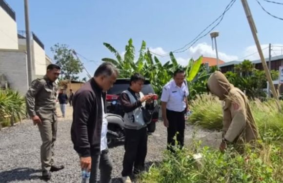 Petugas Seksi Survei Kantah Badung Hadir Pada Pemasangan Patok Batas Tanah Hibah Komisi Pemberantasan Korupsi (KPK) RI yang berlokasi di Kelurahan Kerobokan Kelod.